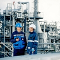 A customer and an Endress+Hauser engineer at a refinery.